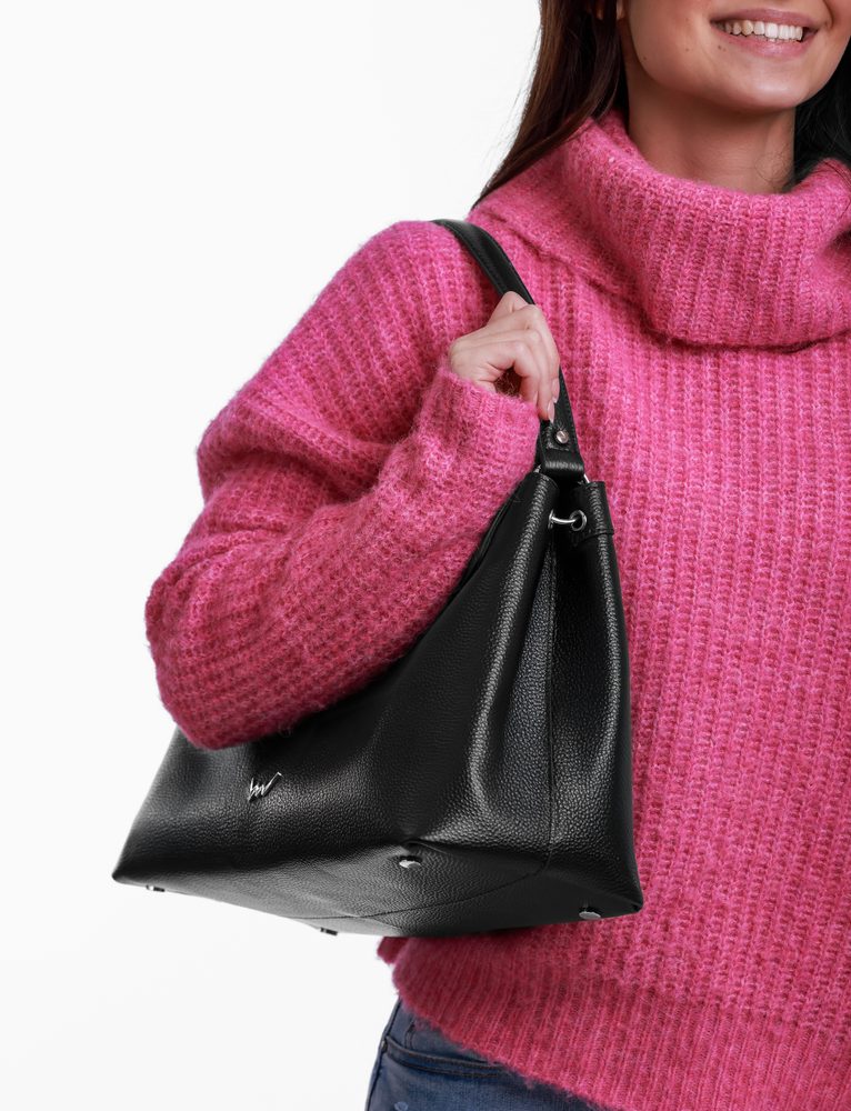 VUCH Veyra Black.

Torbica od vlaknaste kože
Glavno zatvaranje na magnet
Vanjski skriveni džep na patent
Dvije mogućnosti nošenja - u ruci i kao crossbody

  Kožne torbe
Kolekcija kožnih torbi oduševit će čak i najzahtjevnije.