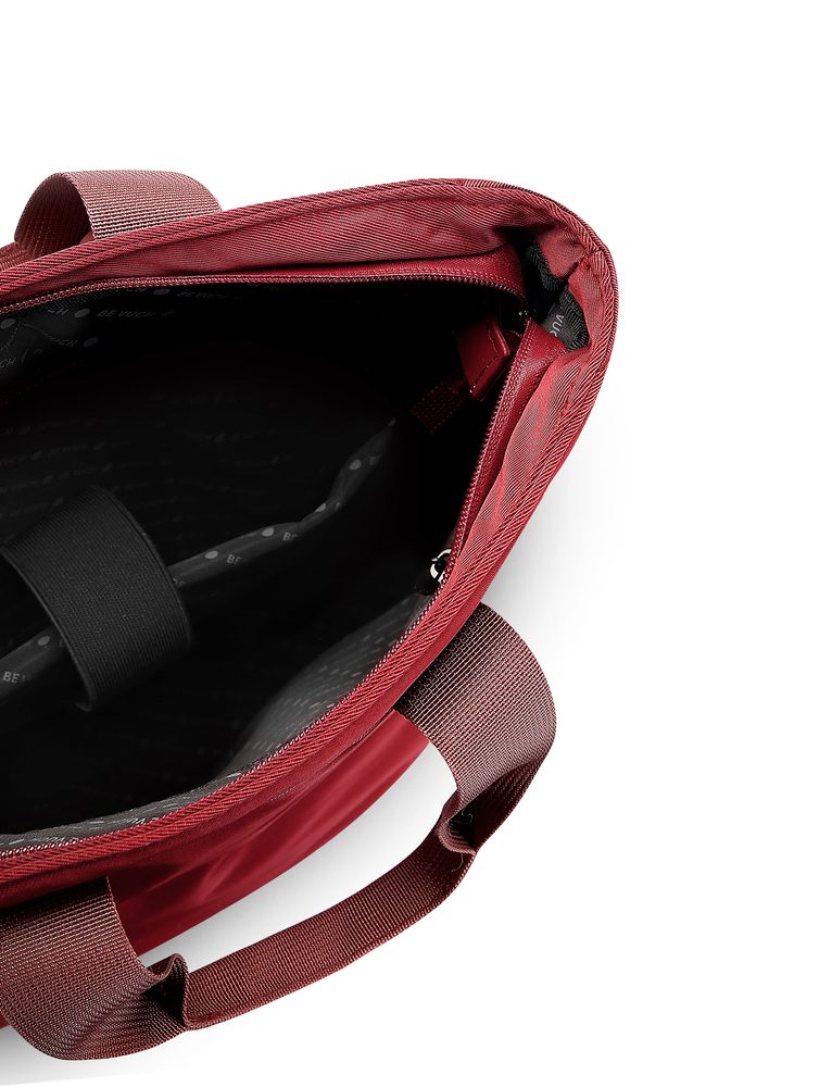 VUCH Gemyny Red.

Glavno zatvaranje na patent
Vanjski džepovi na patent
Mnogo unutarnjih pregrada
Stražnji remen za pričvršćivanje na kofer
Punjeni ramenski remeni i leđa za udobno nošenje
 Ruksaci
Vremena kada su ruksaci značili samo školske torbe ili sportske komade za planinarenje davno su prošla.