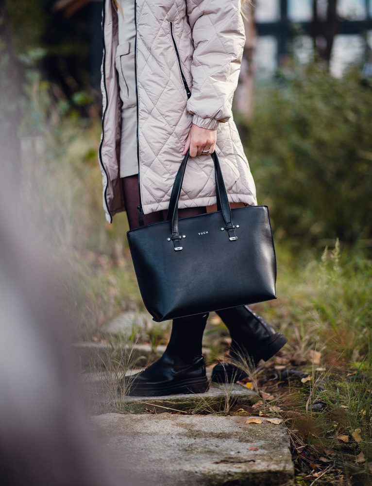 VUCH Benita.

Glavni patent zatvarač 
Mali džep s patentnim zatvaračem 
Kozmetička torbica uključena (150 x 220) 
Dva načina nošenja
 VELIKE TORBICE
„Sve ima svoju prednost.