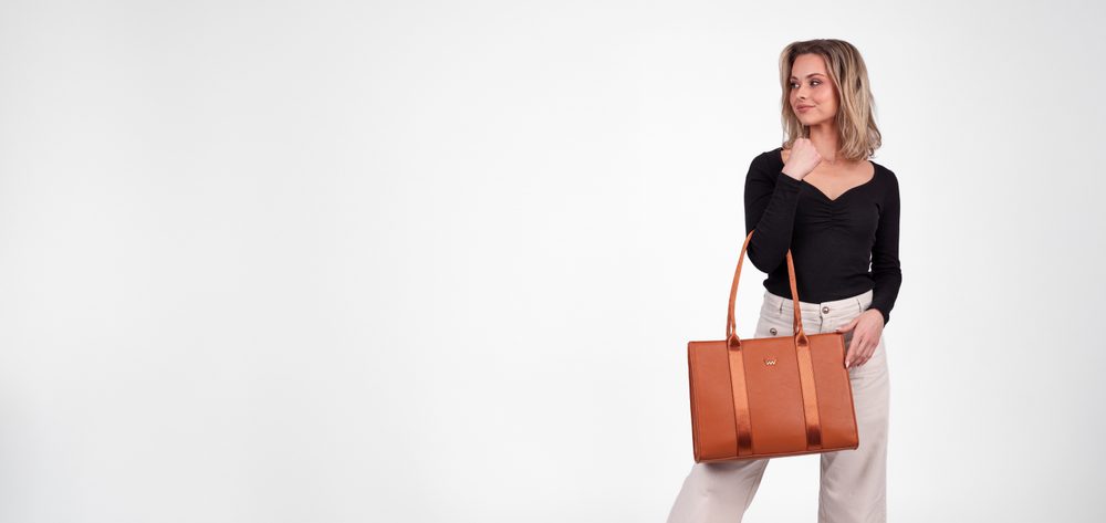 VUCH Eike Brown.

Velika torba s čvrstim dnom
Glavni zatvarač na zip
Unutrašnji odjeljci za sitnice, džep na zip
Dugačke udobne ribbon ručke prianjaju uz podlakticu i rame

  Velike torbe 
Nažalost nismo u Hogwartsu i nemamo na raspolaganju Hermioninu čarobnu torbu u koju je stao i šator.