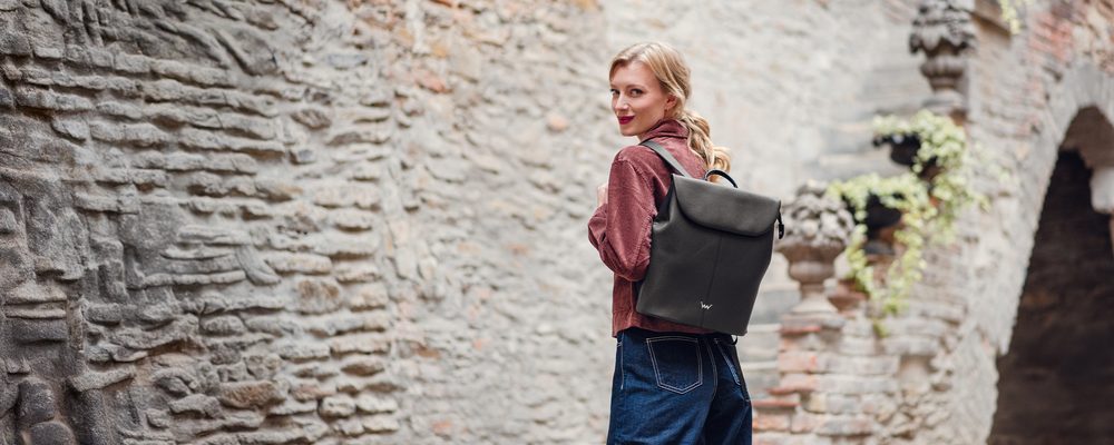 VUCH Mikko Black.

Prostrani unutarnji džep s dvostrukim zatvaranjem – patent i magnet
Praktični vanjski džepić na patent na stražnjem dijelu ruksaka
Unutarnji odjeljci za mobitel i džepić na patent
Unutarnji džep za laptop
Podesivi naramenice
 RUKSACI
Praktičnost, udobnost i funkcionalnost.