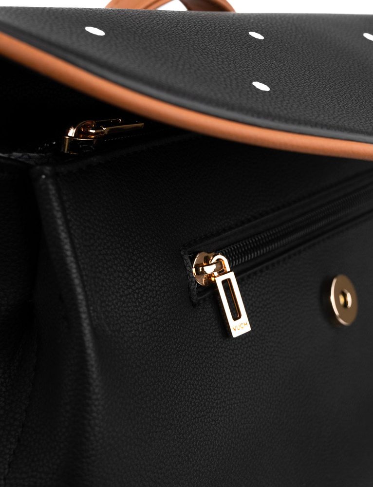 VUCH Joanna Lisbonne.

Prostrani unutarnji dio s dvostrukim patentnim zatvaračem 
Praktičan unutarnji pretinac s patentnim zatvaračem na prednjoj i zadnjoj strani
Mali unutarnji pretinci
Podesive naramenice
 Cutie Dotty
Priuštite sebi sivo!
Kolekcija Cutie Dotty puna je razigranosti i šarma.