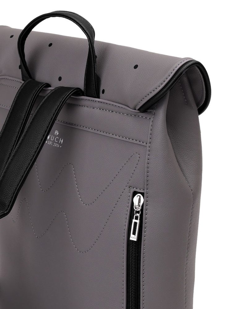 VUCH Joanna Dark Grey.

Prostrani unutarnji džep s dvostrukim patentnim zatvaračem i zatvaranjem na preklop
Praktičan vanjski džep s patentnim zatvaračem na prednjoj i stražnjoj strani ruksaka
Unutarnji pretinci za mobitel i džep s patentnim zatvaračem
Podesive naramenice
 Ruksaci
„Praktičnost, udobnost i funkcionalnost.