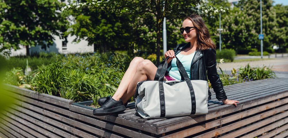 VUCH Deyna Grey.

Pogodns kao putna ili sportska torba
Podesiva naramenica
Puno unutarnjih džepova
Materijal, jednostavan za održavanje
 Putne torbe
„Tražite pratnju s kojom ćete na putovanju činiti nerazdvojan par?