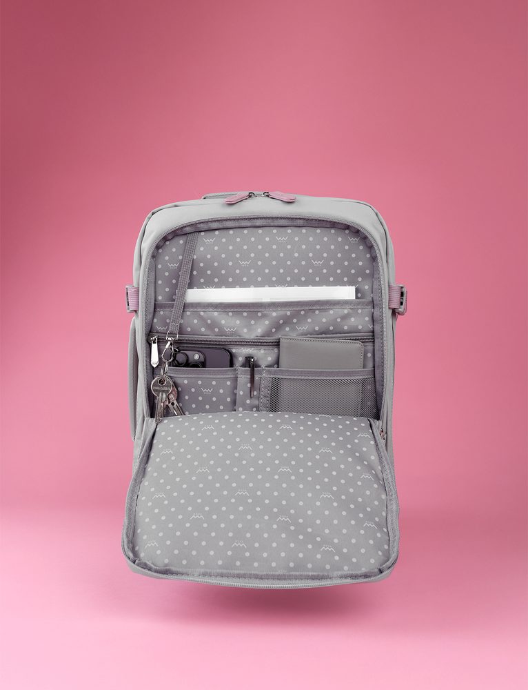 VUCH Foppe Grey.

Komora koja se u potpunosti otvara
Vanjski džepovi sa zatvaračem
Mnogo unutarnjih pregrada
Gumena traka na leđima ruksaka za pričvršćivanje na kofer
Ojačane i polstirane naramenice i leđa za udobno nošenje
 Ruksaci
Vremena kada su ruksaci značili samo školske torbe ili sportske komade za planinarenje odavno su prošla.