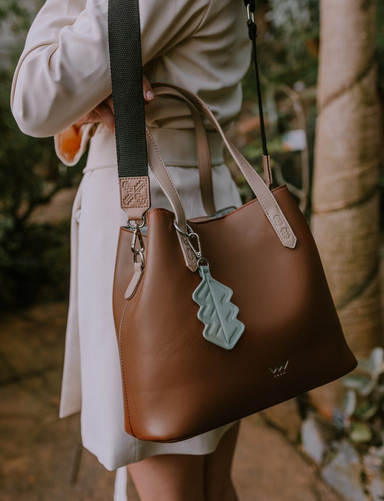 VUCH Roselda E Brown.

Izrađeno od recikliranog materijala
Glavno kopčanje s gumbom i magnetom
Veliki odvojivi jezičak kao privjesak
Dugačak remen = dva načina nošenja
Bočne kopče za podešavanje oblika torbe
 Eco torbice
„Kolekcija torbica koja ima sve.