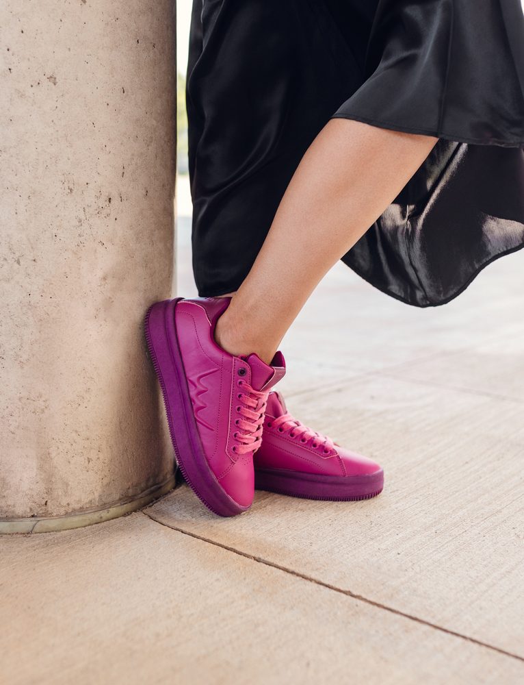 VUCH Lucky Purple - 37.
Unutarnji uložak cipela stvoren je pomoću umjetne inteligencije.
Svaka verzija tenisice ima svoj vlastiti karakter – od klasične crno-bijele elegancije, preko razigrane ljubičaste, do nježne ružičaste i modernog sivog minimalizma.

Svakodnevna casual obuća
Unutarnji uložak stvoren pomoću AI
3D plastični detalj loga Vuch
Moderan viši potplat osigurava udobnost čak i tijekom cjelodnevnog nošenja
 Obuća
Vuch cipele su originalnost koja fascinira.