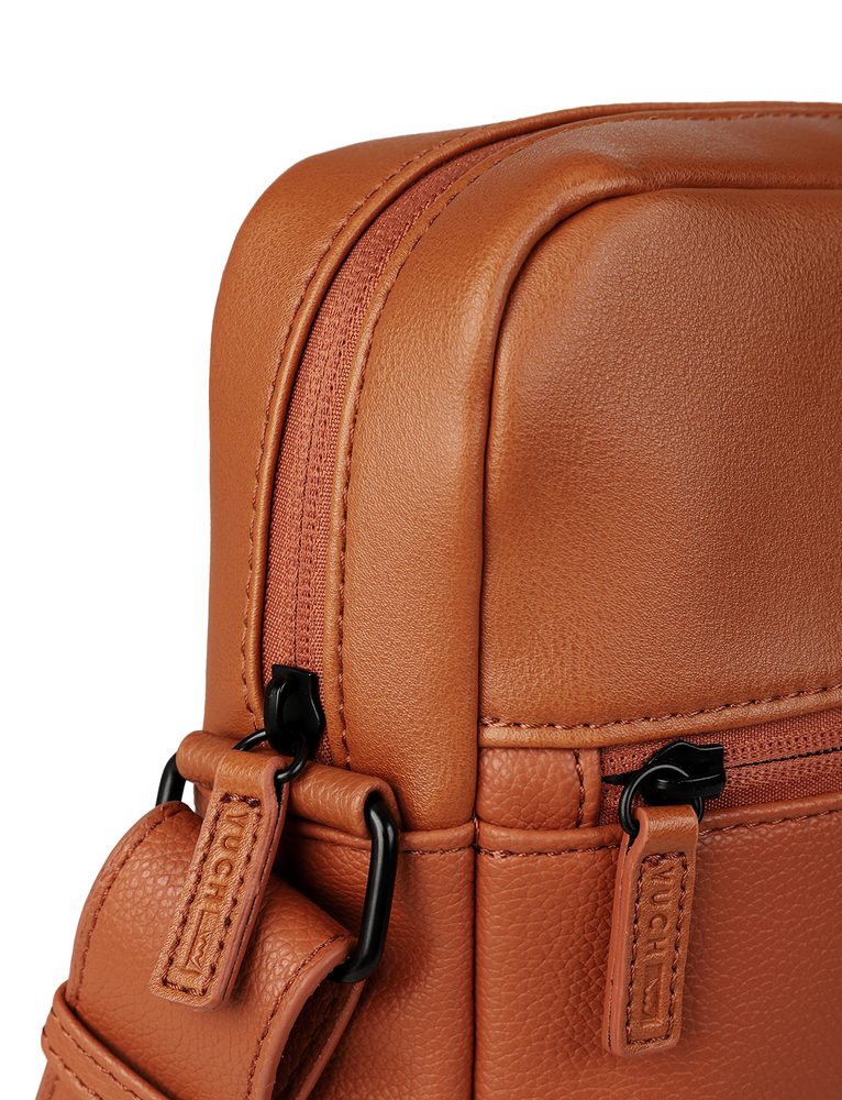 VUCH Oriana Brown.

Glavno zatvaranje na patent
Podesivi crossbody remen
Prednja skrivena džep na patent
Pretinac za sitnice na stražnjoj strani
 Muške torbe
Savršenstvo, jednostavnost, karakter i stil.