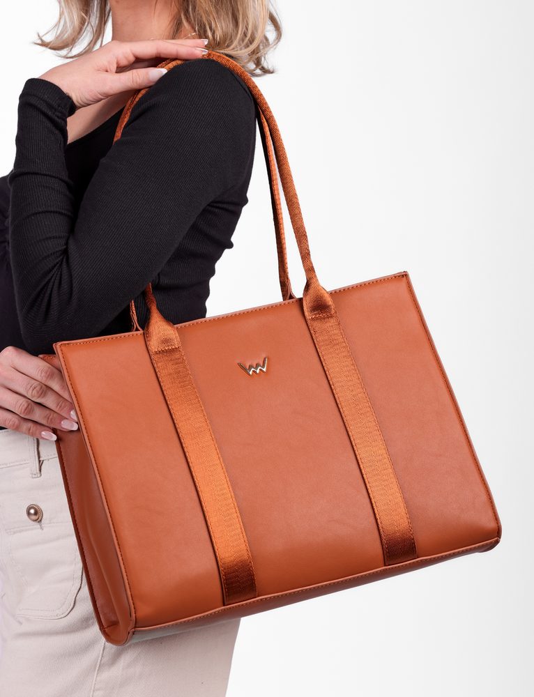 VUCH Eike Brown.

Velika torba s čvrstim dnom
Glavni zatvarač na zip
Unutrašnji odjeljci za sitnice, džep na zip
Dugačke udobne ribbon ručke prianjaju uz podlakticu i rame

  Velike torbe 
Nažalost nismo u Hogwartsu i nemamo na raspolaganju Hermioninu čarobnu torbu u koju je stao i šator.