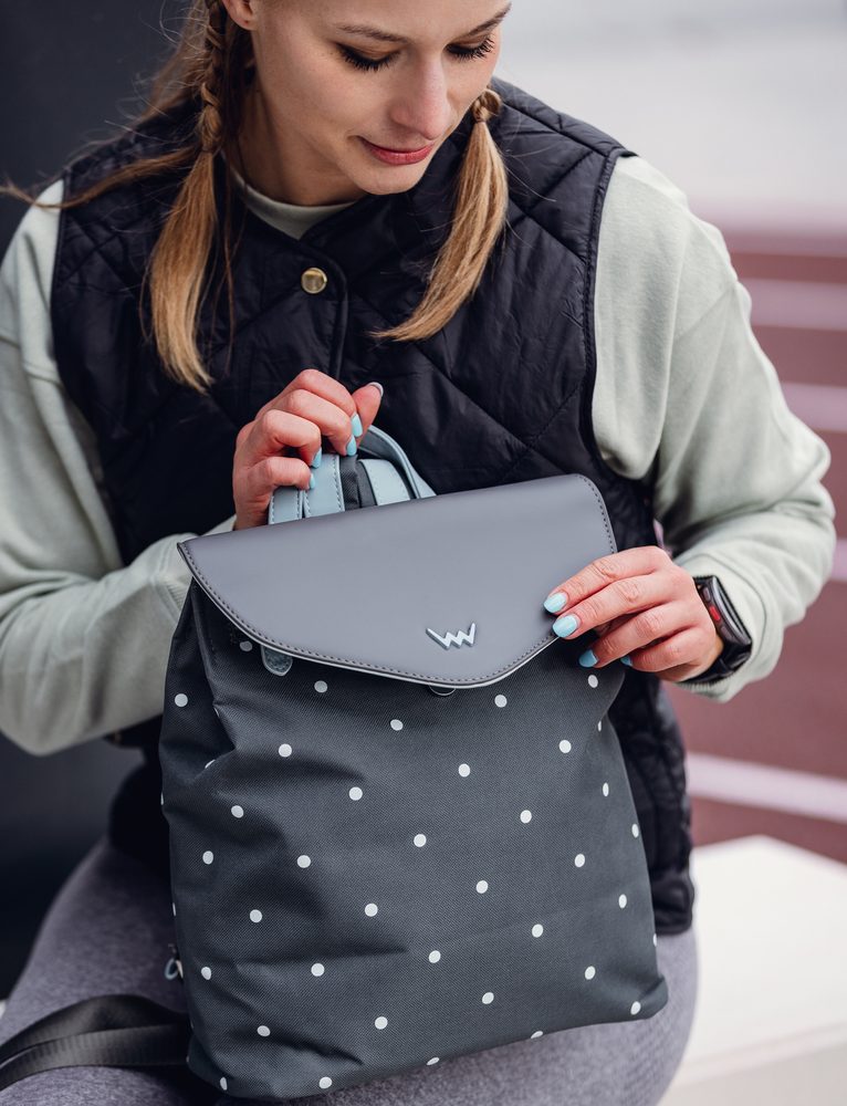 VUCH Joanna Dotty Dark Grey.

Dvostruko glavno kopčanje - patentni zatvarač i magnet
Unutarnji i vanjski džep s patentnim zatvaračem
Unutarnji pretinci bez pričvršćivanja
Ojačane naramenice
 Ruksaci
„Praktičnost, udobnost i funkcionalnost.