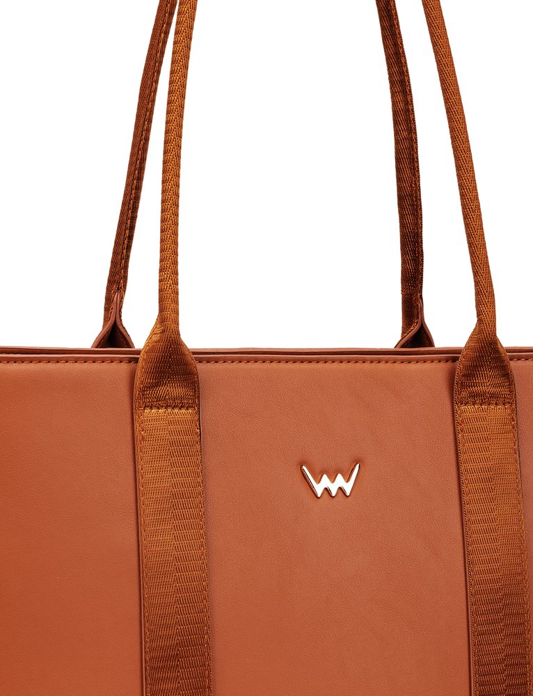 VUCH Eike Brown.

Velika torba s čvrstim dnom
Glavni zatvarač na zip
Unutrašnji odjeljci za sitnice, džep na zip
Dugačke udobne ribbon ručke prianjaju uz podlakticu i rame

  Velike torbe 
Nažalost nismo u Hogwartsu i nemamo na raspolaganju Hermioninu čarobnu torbu u koju je stao i šator.