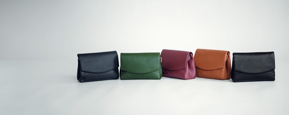 VUCH Danita Blue.

Zaista prostrana crossbody torba
Dva podesiva crossbody remena (tekstilni + od umjetne kože)
Patentni zatvarač prekriven preklopom
Stražnji i unutarnji džepovi s patentnim zatvaračem
Prošivanje u obliku Vuch loga na stražnjoj strani torbe
 CROSSBODY
Kad je netko ponosan na nas, grije nam srce.