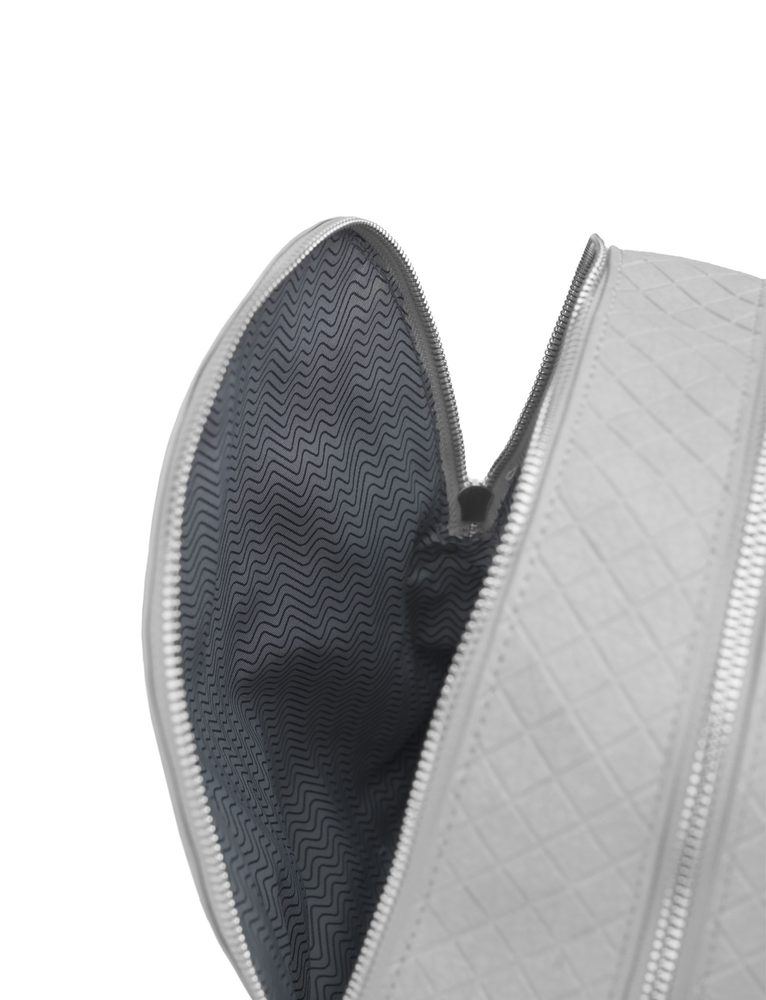 VUCH Brody Grey.

2 prostrana glavna džepa s patentnim zatvaračem
Podesive podstavljene naramenice
Prednji dugi džep s patentnim zatvaračem
Srebrni dodaci
 Shape of diamond
Budite moderni i jedinstveni uz Shape of Diamond!
Trenutno gledate dragulje i dijamante iz našeg portfelja.