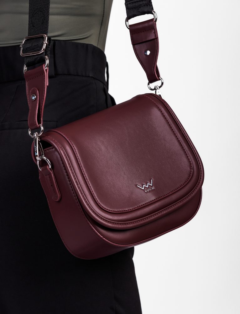 VUCH Labela Wine.

Biološki razgradiv materijal od kukuruza
Glavno zatvaranje na magnet
Unutarnji džepovi za sitnice
Podesivi crossbody remen od najlona
 Eco torbice
Održivost, štedljivost, obzirnost.