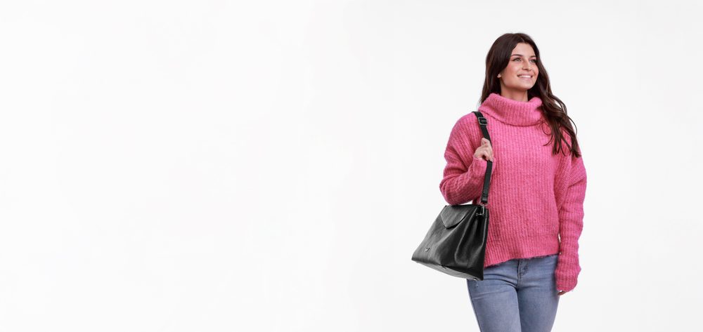 VUCH Veyra Black.

Torbica od vlaknaste kože
Glavno zatvaranje na magnet
Vanjski skriveni džep na patent
Dvije mogućnosti nošenja - u ruci i kao crossbody

  Kožne torbe
Kolekcija kožnih torbi oduševit će čak i najzahtjevnije.