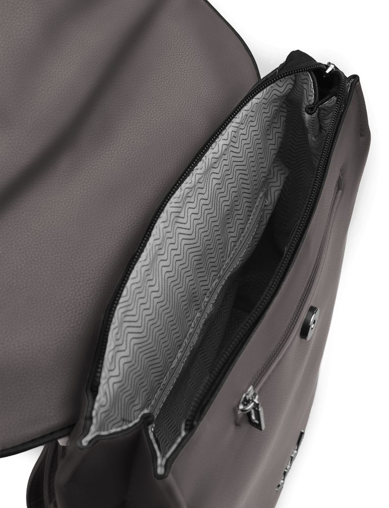 VUCH Joanna Dark Grey.

Prostrani unutarnji džep s dvostrukim patentnim zatvaračem i zatvaranjem na preklop
Praktičan vanjski džep s patentnim zatvaračem na prednjoj i stražnjoj strani ruksaka
Unutarnji pretinci za mobitel i džep s patentnim zatvaračem
Podesive naramenice
 Ruksaci
„Praktičnost, udobnost i funkcionalnost.