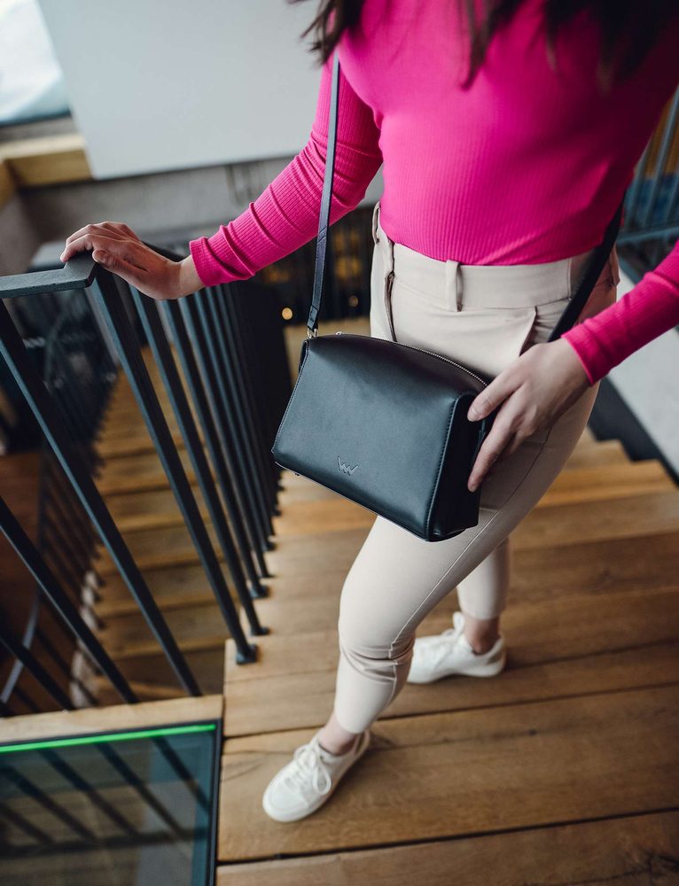 VUCH Lison.

Torba od prave kože
Jednostavan i čist dizajn
Glavno kopčanje s patentnim zatvaračem
Unutarnji pretinac za sitnice i džep s patentnim zatvaračem
 Kožne torbice
„Za sve je jednom prvi put.