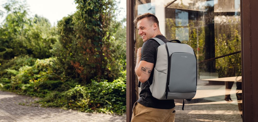 VUCH Dain Grey.

Odvojeni džep za laptop na leđima
Funkcionalan, čvršći ruksak koji savršeno zadržava oblik
Veliki prednji džep s patentnim zatvaračem
Podstavljena leđa i naramenice
Potpuno otvarajući prednji džep za jednostavan pristup
 Muški ruksaci 
Savršenstvo, jednostavnost, karakter i stil.