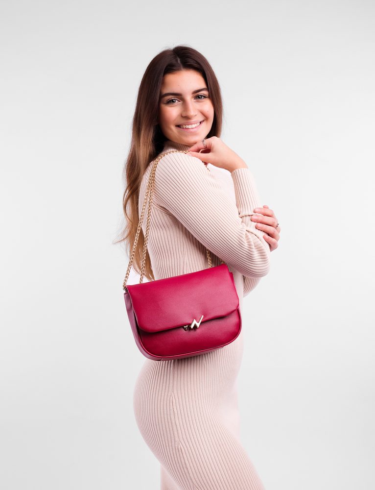 VUCH Orietta Wine.

Elegantna mini torba
Glavno zatvaranje na magnet
Unutarnji pretinac za sitnice i džep na patent
Crossbody remen s lancem
 Mini torbice
Mobitel, novčanik, ključevi, ništa više.