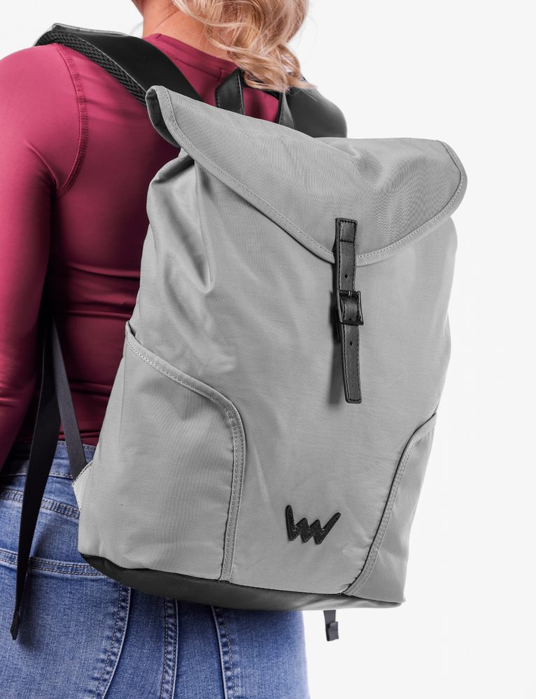 VUCH Joanna Jaunt Grey.

Glavno zatvaranje na magnet
Dva vanjska džepa za bocu
Ojačani džep za laptop
Prostrani sigurnosni džep na leđima ispod remena
Unutarnji džepići na patent
Podstavljena leđa i ramenski remeni za udobno nošenje
 Ruksaci
Vremena kada su ruksaci značili samo školske torbe ili sportske komade za planinske ture davno su prošla.
