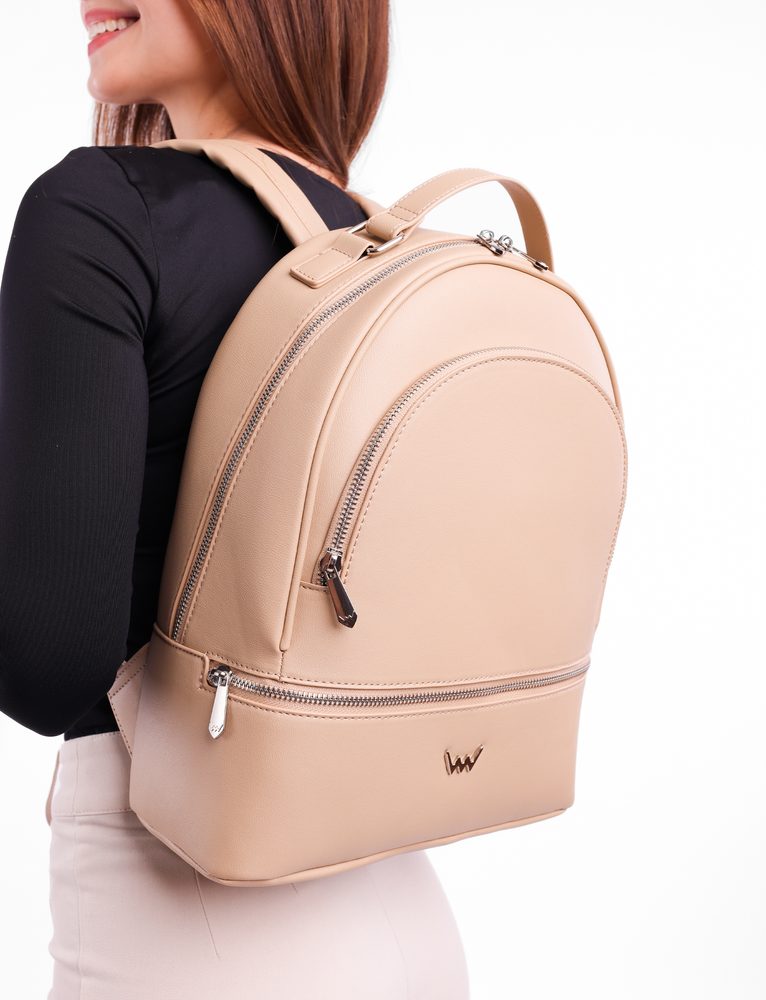 VUCH Viessa Beige.

Ruksak iz Your Choice kolekcije, dizajniran od strane naših kupaca
Elegantno izvedba
Vanjski i unutarnji džepovi na patent
Džep za laptop 11,6