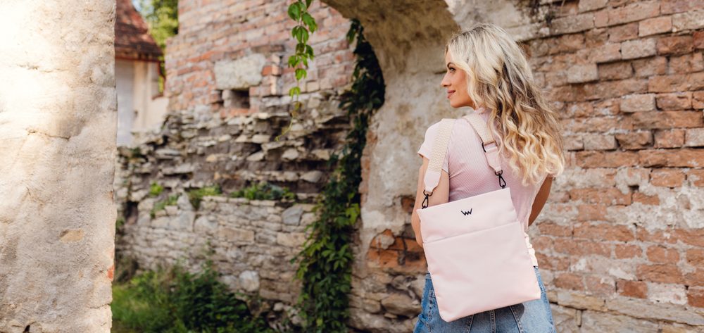 VUCH Smokie Resistant Creme.


Hlavní kapsa na zip - nic pro nenechavce
Vnitřní přihrádka na drobnosti a kapsa na zip
Lehký a odolný materiál

  CROSSBODY
Bezvremenska klasika koju možeš nositi ljeti i zimi, na posao ili u šetnju, uz tenisice ili štikle.