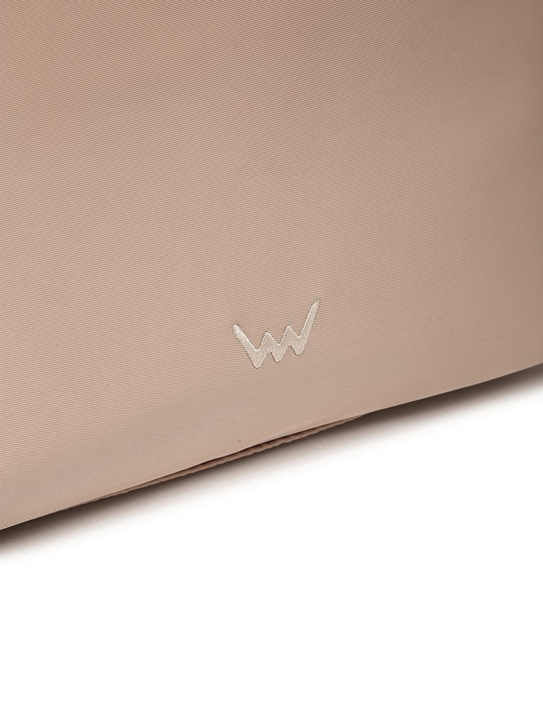 VUCH Herea Beige.

Torba od laganog materijala
Glavno zatvaranje na magnet
Bočni magneti za prilagođavanje volumena
Unutarnji džep na patent i pregrada bez zatvaranja
Dio torbe je remen preko ramena
 Aira
Doživljaj lakoću na vlastitoj koži.
Proizvodi od AIRA materijala dizajnirani su s naglaskom na praktičnost – lagani su kao pero, vodootporni i lako se održavaju.
Pripremi se na ljubav na prvi pogled.