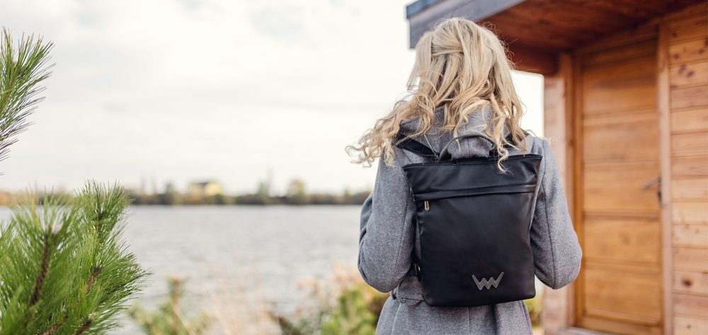 VUCH Glenn V Black.

Zatvaranje patentnim zatvaračem i magnetskim preklopom
Ukupno 3 vanjska džepa s patentnim zatvaračem
Unutra, mrežasti džep i manji džep na patentni zatvarač
Podesive naramenice
 MALI RUKSACI
Jeste li sami sebe uvjerili da je ruksake teško kombinirati?