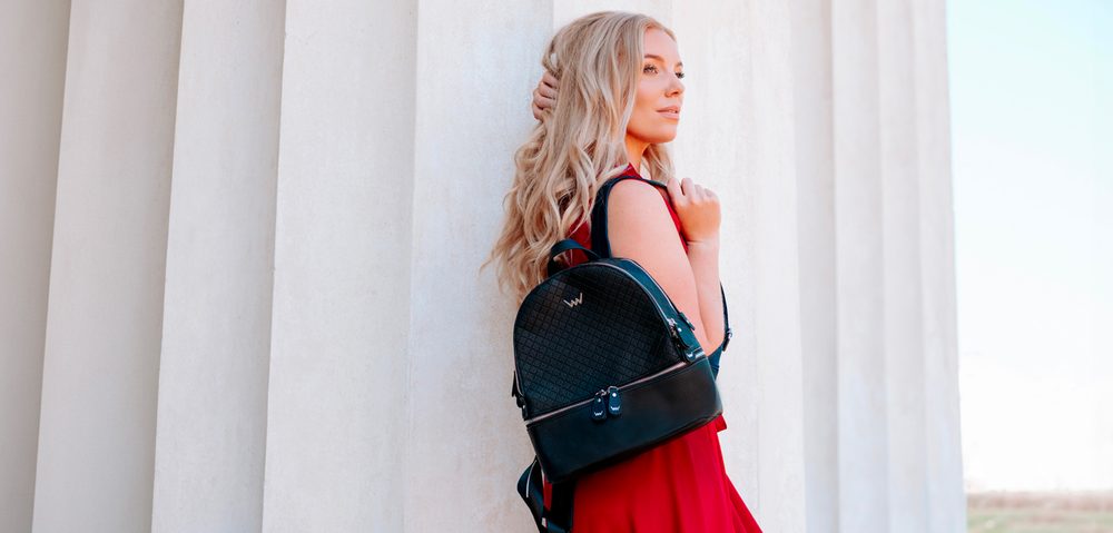 VUCH Brody Black.

2 prostrana glavna džepa s patentnim zatvaračem
Podesive podstavljene naramenice
Prednji dugi džep s patentnim zatvaračem
Srebrni dodaci
 Shape of diamond
Budite moderni i jedinstveni uz Shape of Diamond!
Trenutno gledate dragulje i dijamante iz našeg portfelja.