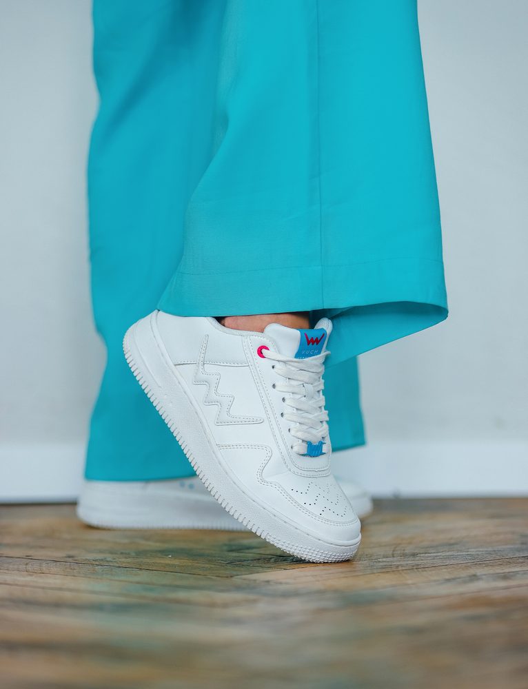 VUCH Basic Aisa - 41.

popularan dizajn sa šarenim detaljima
oblikovan, udoban potplat s elementima memorijske pjene
aerodinamički oblik
gumeni potplat
perforacije na prstima
 Obuća
Vuch cipele su originalnost koja fascinira.