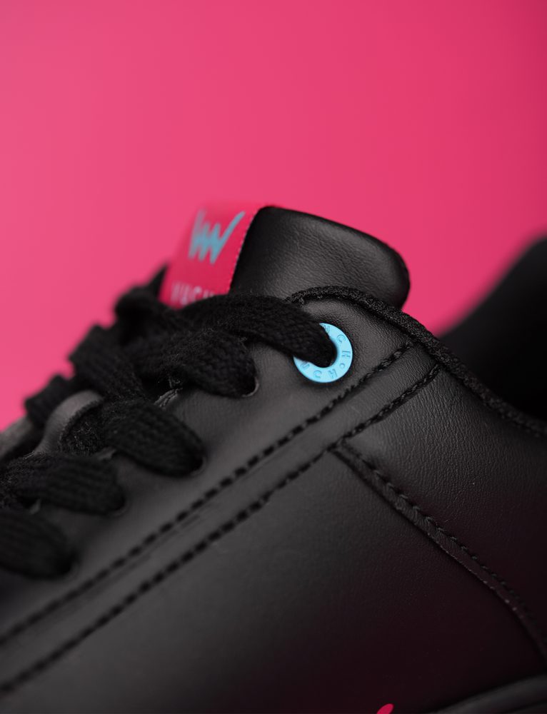 VUCH Basic Mara - 40.

popularan dizajn sa šarenim detaljima
oblikovan, udoban potplat s elementima memorijske pjene
aerodinamički oblik
gumeni potplat
perforacije na prstima
 Obuća
Vuch cipele su originalnost koja fascinira.