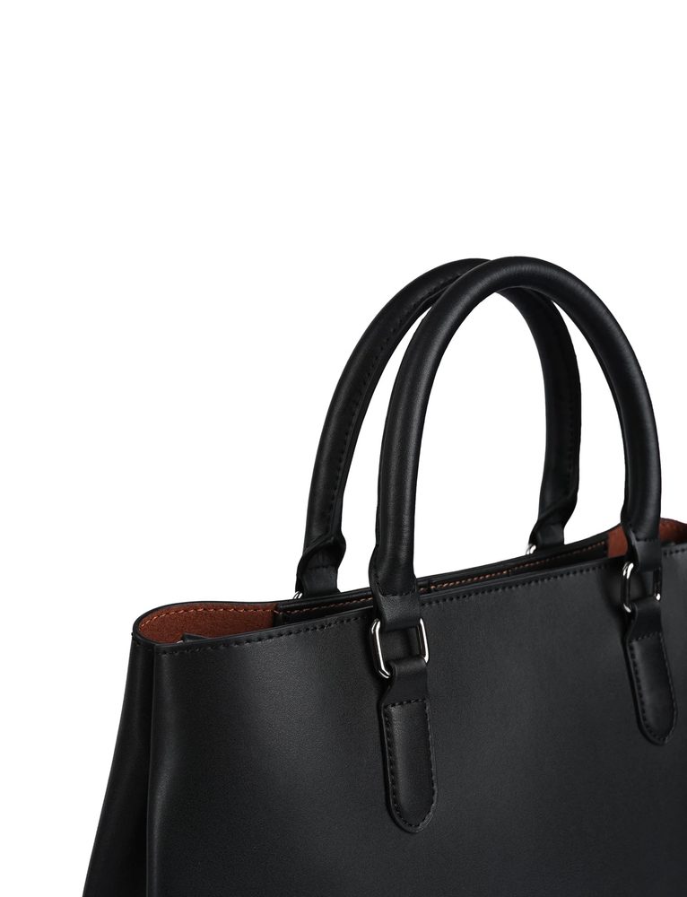 VUCH Cassidy.

Torbica od prave kože
Glavno kopčanje na magnet
Dva unutarnja džepa s patentnim zatvaračem
Dva načina nošenja
 Kožne torbice
„Za sve je jednom prvi put.