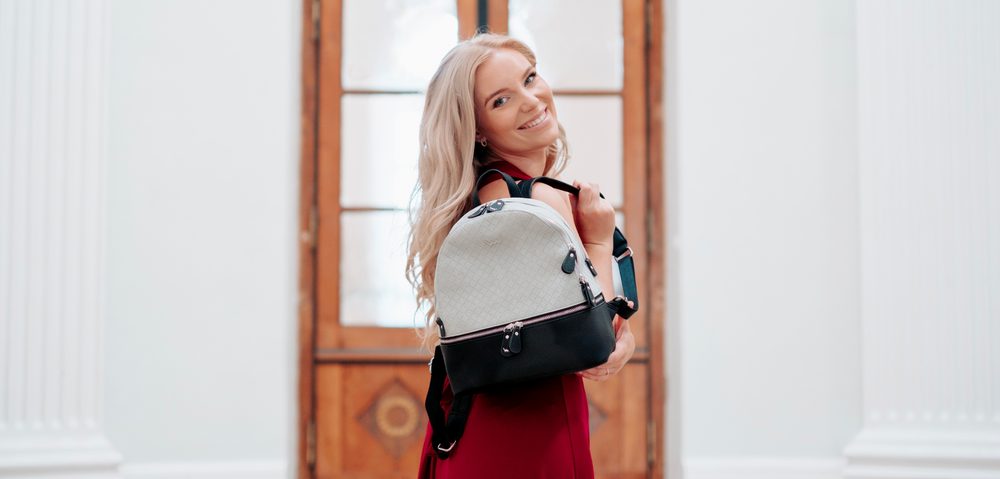 VUCH Brody Grey.

2 prostrana glavna džepa s patentnim zatvaračem
Podesive podstavljene naramenice
Prednji dugi džep s patentnim zatvaračem
Srebrni dodaci
 Shape of diamond
Budite moderni i jedinstveni uz Shape of Diamond!
Trenutno gledate dragulje i dijamante iz našeg portfelja.