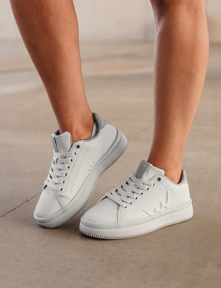 VUCH Lucky Grey - 42.
Unutarnji uložak cipela stvoren je pomoću umjetne inteligencije.
Svaka verzija tenisice ima svoj vlastiti karakter – od klasične crno-bijele elegancije, preko razigrane ljubičaste, do nježne ružičaste i modernog sivog minimalizma.

Svakodnevna casual obuća
Unutarnji uložak stvoren pomoću AI
3D plastični detalj loga Vuch
Moderan viši potplat osigurava udobnost čak i tijekom cjelodnevnog nošenja
 Obuća
Vuch cipele su originalnost koja fascinira.