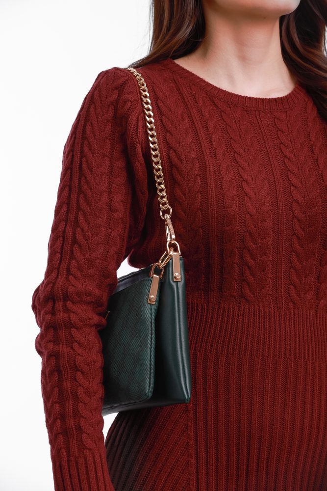 VUCH Clasie MN Dark Green.

Dvije torbe u jednoj, koje se mogu odvojiti
Monogram VUCH na manjoj torbi
Glavno zatvaranje na patent
Dva remena - tekstilni crossbody i lanac za ruku
 Monogram
Želiš imati neuobičajen šmrc i biti Vuch do posljednjeg detalja?
Vuch je tvoja najvernija ljubav, pa to reci svima bez ijedne izgovorene riječi.