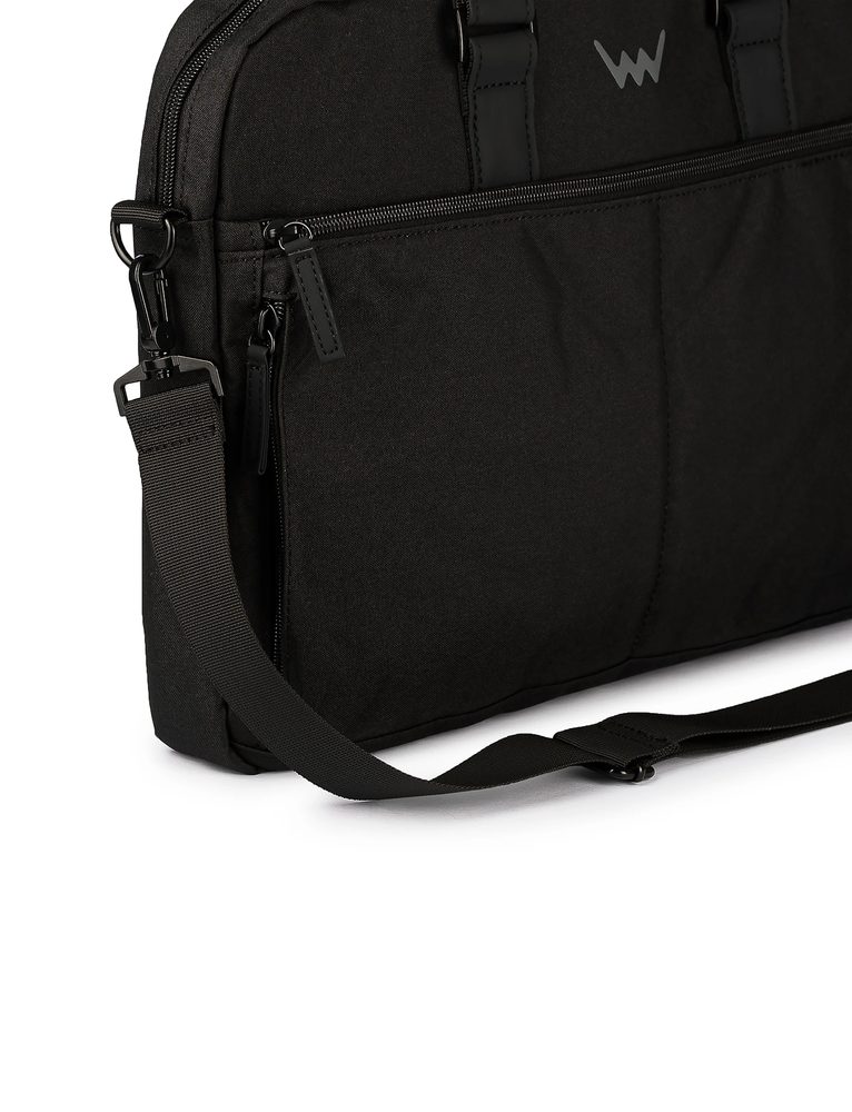 VUCH Memories Black.

Glavno kopčanje s patentnim zatvaračem
Vanjski džep s patentnim zatvaračem + pretinac na magnet
Unutrašnjost podijeljena u dva dijela
Podesiv remen
 TechniC
Kolekcija inspirirana gradom i prirodom!
Ruksaci Mellor i Noel već neko vrijeme vladaju na tronu popularnosti, a svojim karakteristikama iznjedrili su popriličan broj sjajnih nasljednika.