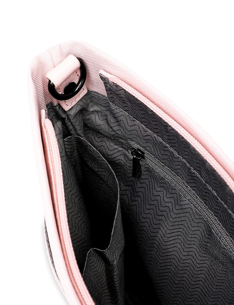 VUCH Smokie Resistant Creme.


Hlavní kapsa na zip - nic pro nenechavce
Vnitřní přihrádka na drobnosti a kapsa na zip
Lehký a odolný materiál

  CROSSBODY
Bezvremenska klasika koju možeš nositi ljeti i zimi, na posao ili u šetnju, uz tenisice ili štikle.