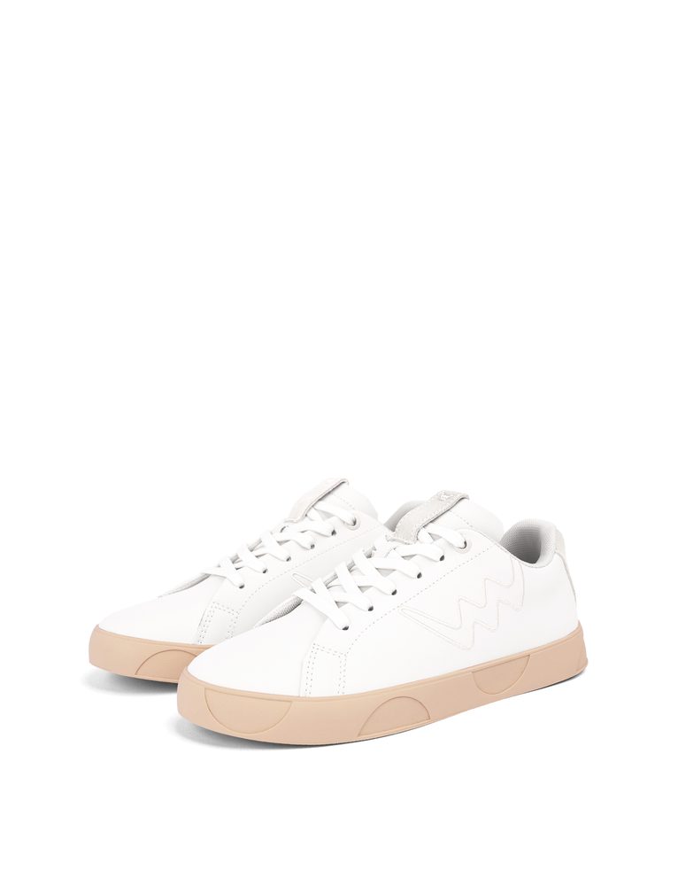 VUCH Dotty Classic White - 42.
Đon je napravljen od 100% prirodne gume i diskretno se referira na tipične točkice koje poznajete iz naših kolekcija.
Stavite na klasiku u novom ruhu – DOTTY CLASSIC su stil, udobnost i osobnost u jednom.

Gornji dio od PU poliuretana
Đon od 100% prirodne gume
Utisnut motiv točkica na đonu
Veličine 36–43
Oblikovani unutarnji uložak, podstavljeni memorijskom pjenom
Kombinacija glatkog i strukturiranog materijala
 OBUĆA
Vuch cipele su originalnost koja hoda.