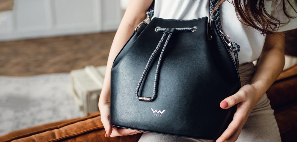 VUCH Libane.

Glavno kopčanje na magnet
Kozmetička torbica kao dodatak
Unutarnji džepovi s patentnim zatvaračem
Tri načina nošenja
 Ručne torbice
„Razmišljate o kupnji torbice koja vam nikada neće uteći iz ruku?