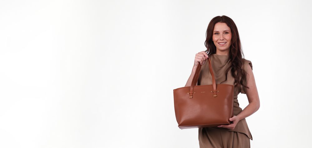 VUCH Benita Brown.

Uglađena elegancija izvana, razigrana iznutra
U sklopu torbice kozmetička torbica (150 x 220)
Stražnji džepić za sitnice na patent

Dugačka remena za pričvršćivanje – dva načina nošenja

 VELIKE TORBICE
Nažalost nismo u Hogwartsu i nemamo na raspolaganju Hermioninu čarobnu torbu u koju je stao i šator.