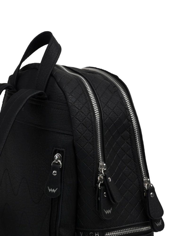 VUCH Brody Black.

2 prostrana glavna džepa s patentnim zatvaračem
Podesive podstavljene naramenice
Prednji dugi džep s patentnim zatvaračem
Srebrni dodaci
 Shape of diamond
Budite moderni i jedinstveni uz Shape of Diamond!
Trenutno gledate dragulje i dijamante iz našeg portfelja.