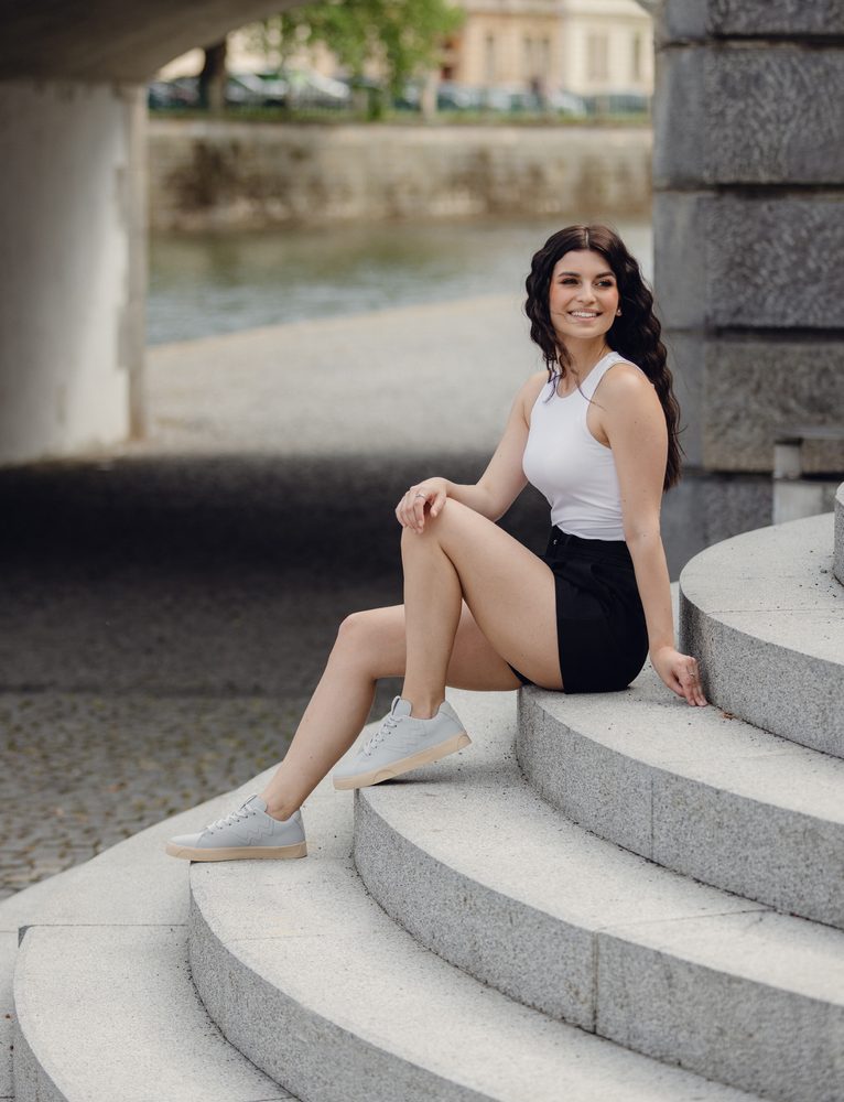 VUCH Dotty Classic Grey - 37.
Đon je napravljen od 100% prirodne gume i diskretno se referira na tipične točkice koje poznajete iz naših kolekcija.
Kladite se na klasiku u novom ruhu – DOTTY CLASSIC su stil, udobnost i osobnost u jednom.

Gornji dio od PU Poliuretana
Đon od 100% prirodne gume
Utisnut motiv točkica na đonu
Veličine 36–43
Oblikovani unutrašnji uložak, podstavljen memorijskom pjenom
Kombinacija glatkog i strukturiranog materijala
 OBUĆA
Vuch cipele su originalnost koja hoda.