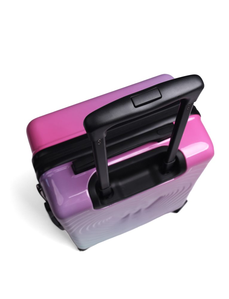 VUCH Precious Spectrum.

Dimenzije školjke: 47 × 36,5 × 22,5 cm
Teleskopska ručka u tri visinska nivoa
Prostrani mrežasti odeljak na rajsferšlus dopunjen dodatnim džepom na rajsferšlus
Fleksibilni fiksacioni kaiš sa plastičnom kopčom
Gornje i bočne ručke za hvatanje u nekoliko položaja
4 uvučena kotača (visina 9 cm) za tihu i glatku vožnju
Otporna školjka od ABS polikarbonata protiv uobičajenih ogrebotina i udaraca
Kombinovana brava sa TSA bravom (nema opasnosti od oštećenja brave prilikom kontrole tokom putovanja u SAD)
Upute za postavljanje lokota
Mogućnost korišćenja kao kabinski prtljag kod odabranih avio-kompanija
 KOFERI
Otkrij novu kolekciju kofera koji definišu moderno putovanje.
Spajaju vrhunski dizajn sa maksimalnom funkcionalnošću – školjkasta konstrukcija pruža pouzdanu zaštitu i dug životni vek, dok sofisticirane varijante boja dodaju svakom putovanju stilski akcenat.