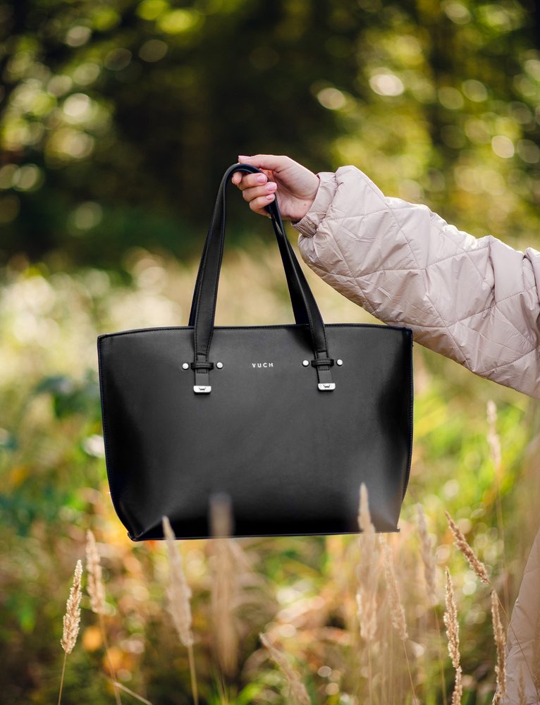 VUCH Benita.

Glavni patent zatvarač 
Mali džep s patentnim zatvaračem 
Kozmetička torbica uključena (150 x 220) 
Dva načina nošenja
 VELIKE TORBICE
„Sve ima svoju prednost.