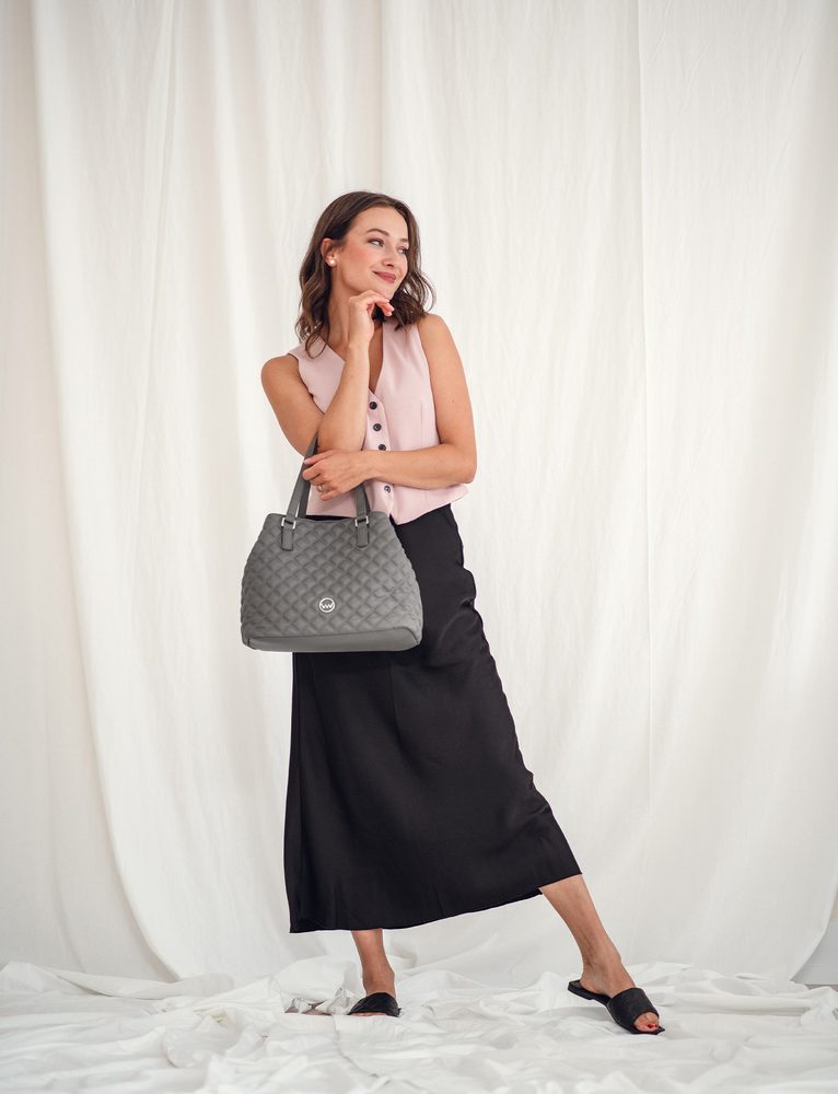 VUCH Roselda Classy Grey.

Omiljeni model s prošivanjem
Glavno zatvaranje na magnet i patent
Unutarnji odjeljci za sitnice
Kozmetička torbica u boji torbe
Dio torbe je crossbody remen
 RUČNE TORBE
„Razmišljaš da si nabaviš ručnu torbu koju nikad nećeš ispustiti iz ruke?