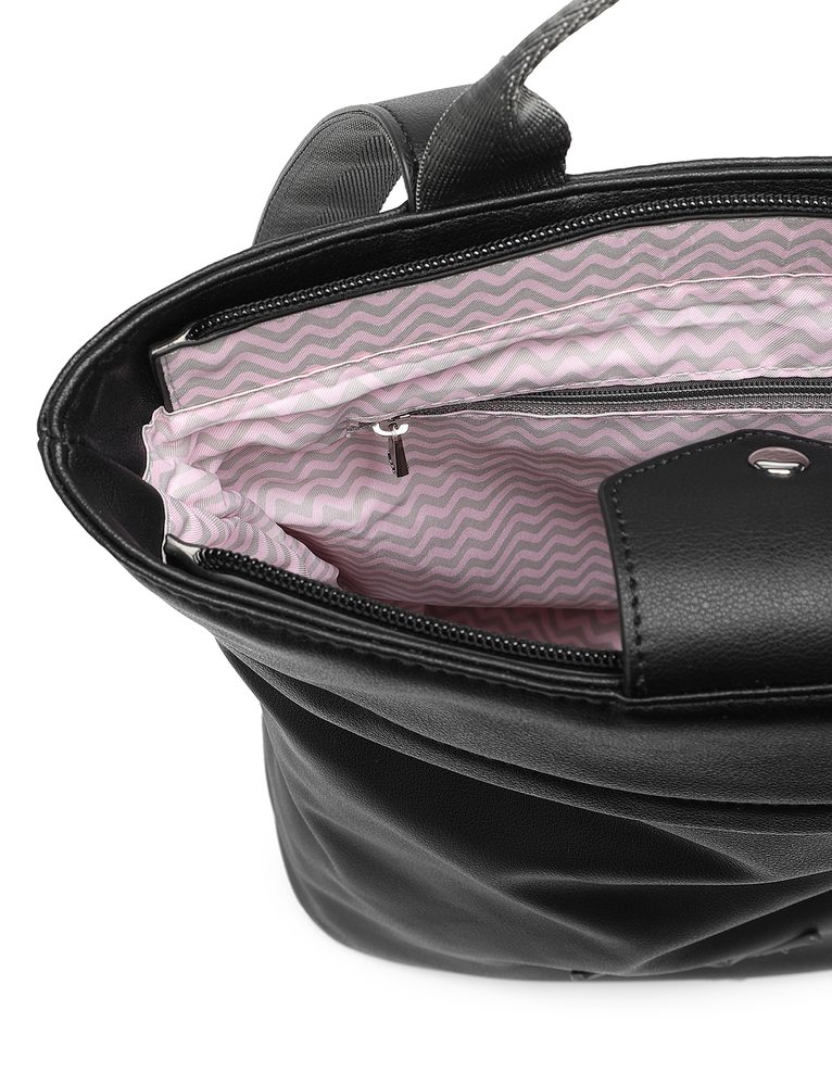 VUCH Glenn V Black.

Zatvaranje patentnim zatvaračem i magnetskim preklopom
Ukupno 3 vanjska džepa s patentnim zatvaračem
Unutra, mrežasti džep i manji džep na patentni zatvarač
Podesive naramenice
 MALI RUKSACI
Jeste li sami sebe uvjerili da je ruksake teško kombinirati?