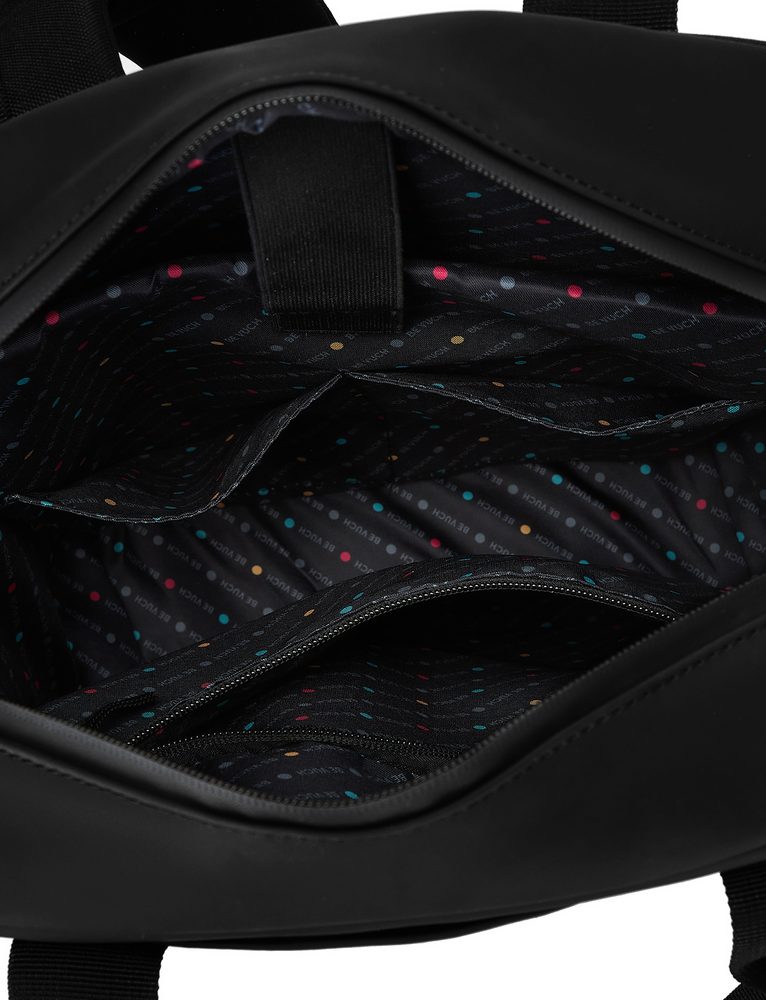 VUCH Kees Black.

Prostrani ruksak s puno džepova
Vodootporan materijal
Otporno gumiranje u donjem dijelu
Zip džep na remenu
 RUKSACI
Vremena kada su ruksaci značili samo školske torbe ili sportske komade za planinarenje, odavno su prošla.