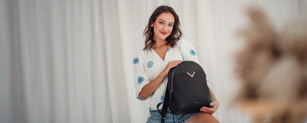 VUCH Meda Black.

Glavno zatvaranje na patent
Prednja džep na magnet
Unutarnje pregrade za sitnice
Podesive ramenske trake
 Shape of diamond
Budi stilska i jedinstvena sa Shape of Diamond!
Upravo razgledavaš dragulje i dijamante našeg portfolija.