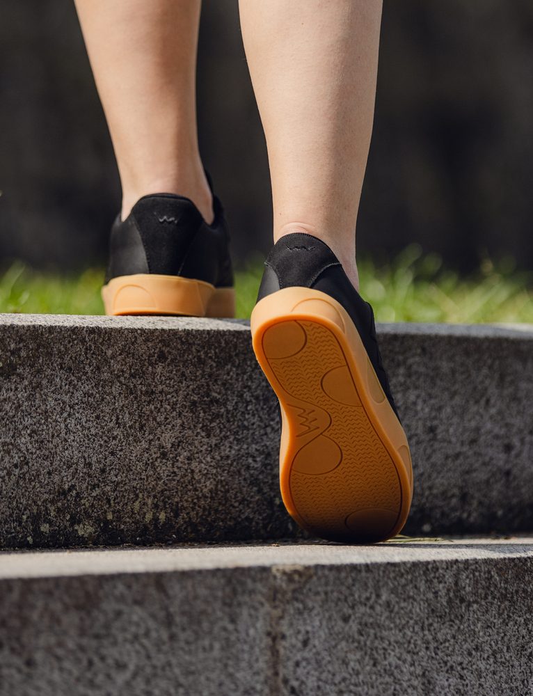 VUCH Dotty Classic Black - 42.
Đon je napravljen od 100% prirodne gume i diskretno upućuje na tipične točkice koje poznajete iz naših kolekcija.
Kladite se na klasiku u novom ruhu – DOTTY CLASSIC su stil, udobnost i osobitost u jednom.

Gornji dio od PU poliuretana
Đon od 100% prirodne gume
Utisnut motiv točkica na đonu
Veličine 36-43
Oblikovani unutarnji uložak, podstavljeni memorijskom pjenom
Kombinacija glatkog i strukturiranog materijala
 OBUĆA
Vuch cipele su originalnost koja hoda.