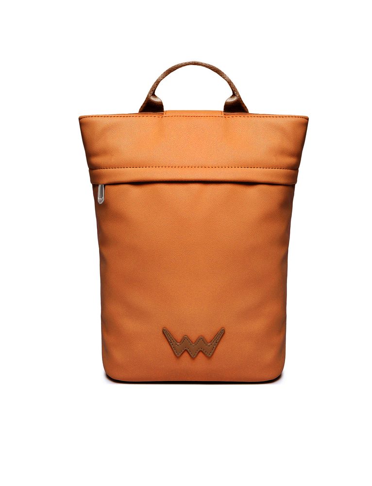 VUCH Glenn V Brown.

Zatvaranje patentnim zatvaračem i magnetskim preklopom
Ukupno 3 vanjska džepa s patentnim zatvaračem
Unutra, mrežasti džep i manji džep na patentni zatvarač
Podesive naramenice
 MALI RUKSACI
Jeste li sami sebe uvjerili da je ruksake teško kombinirati?